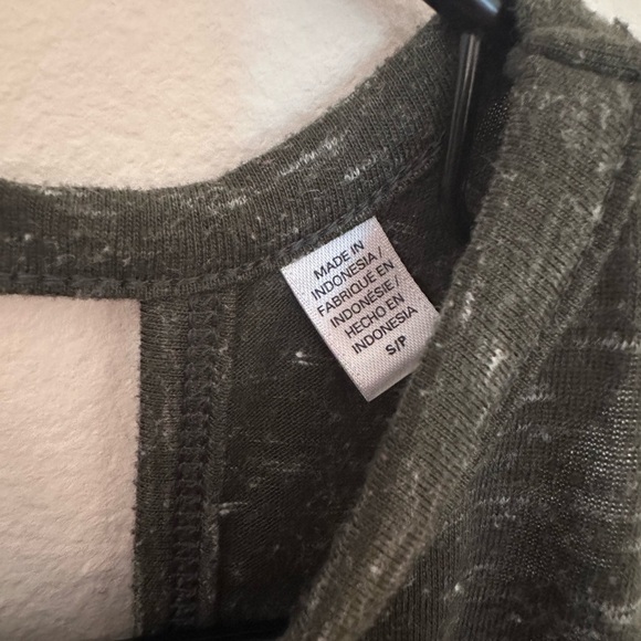 Victoria's Secret Size S Sport Workout Top - Picture 4 of 4